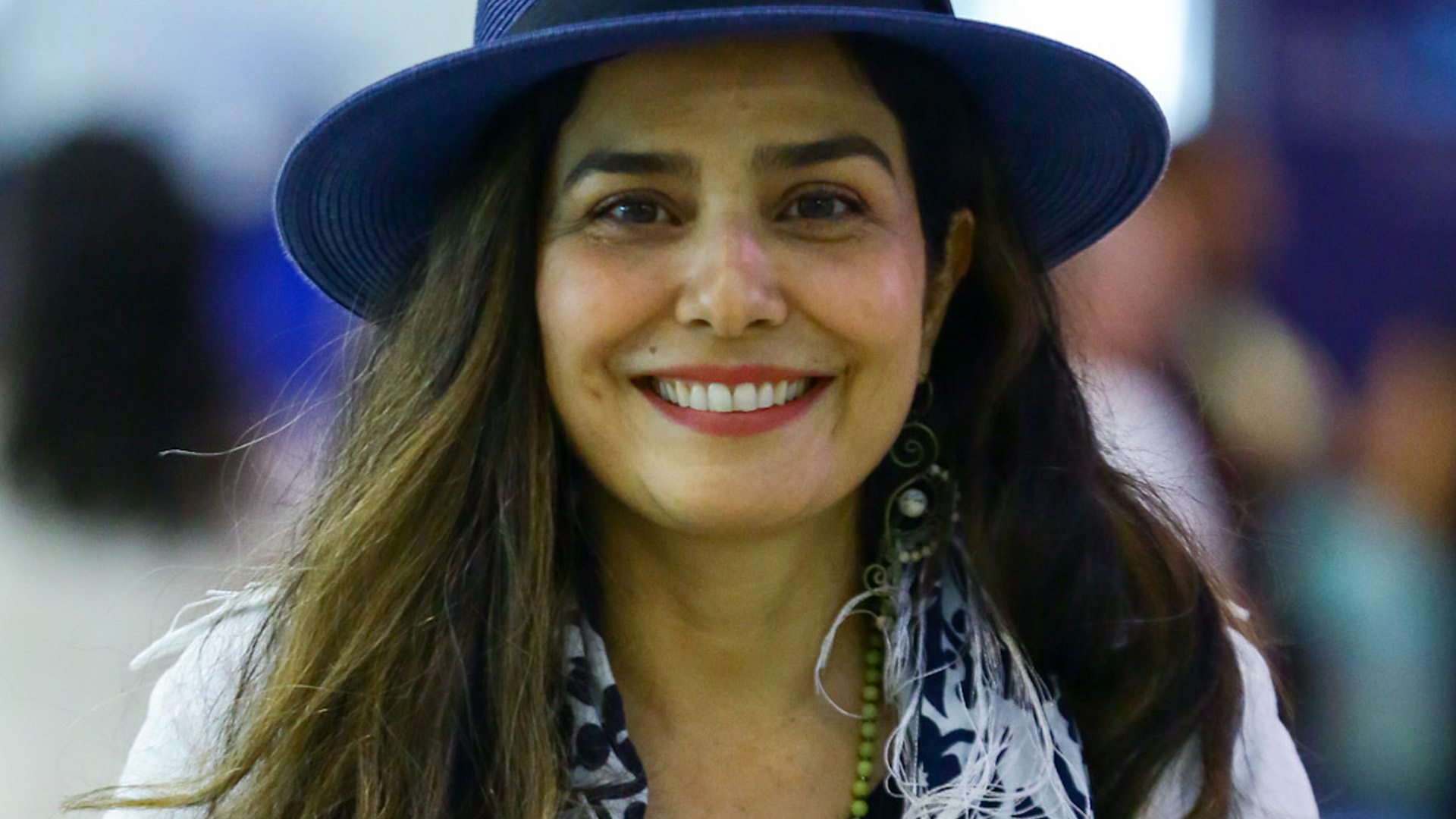 Aos 51 anos, Letícia Sabatella mostra rosto natural em flagra espontâneo