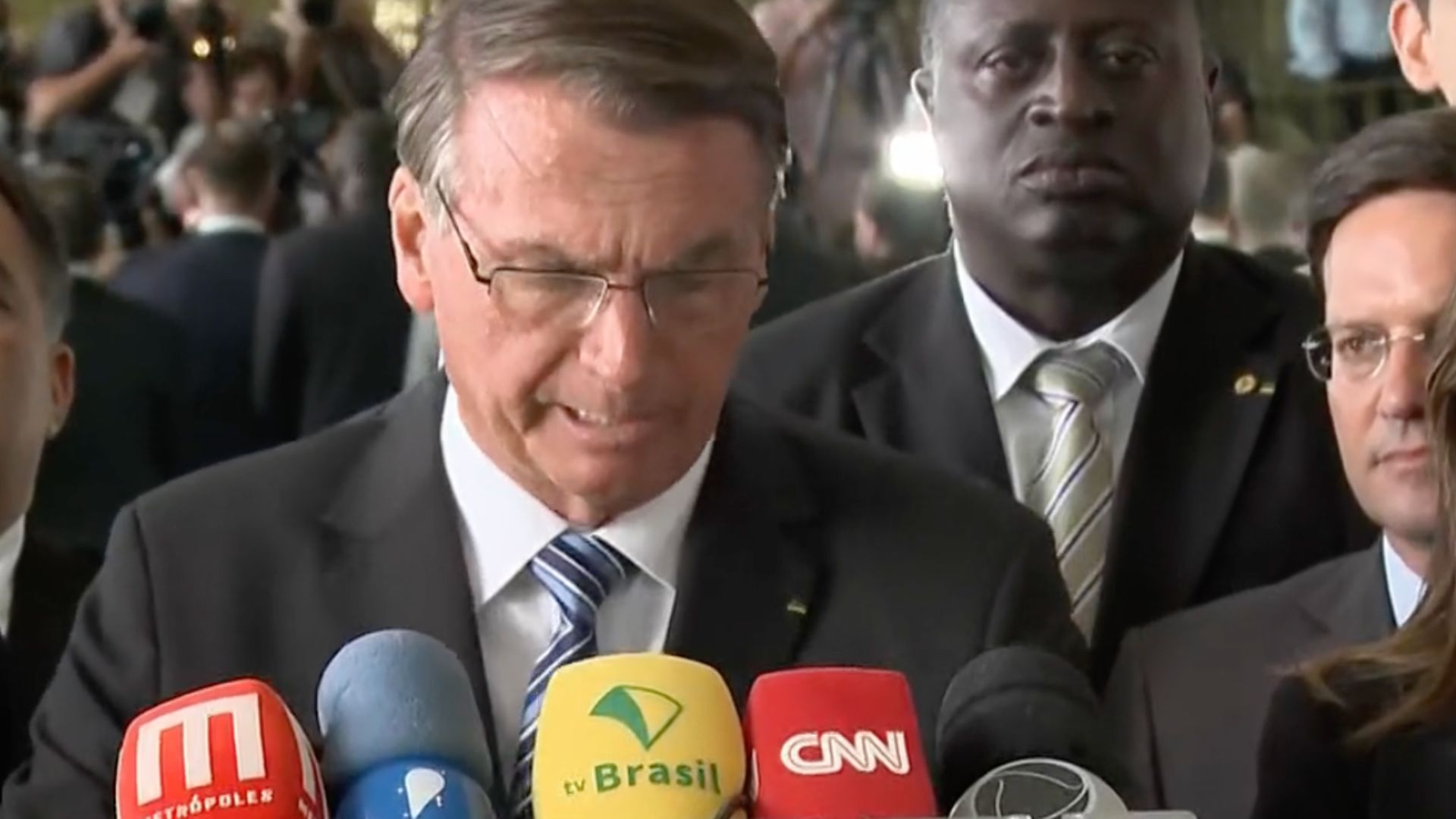 Jair Bolsonaro quebra o silêncio após derrota nas urnas e ignora Lula: “É uma honra”