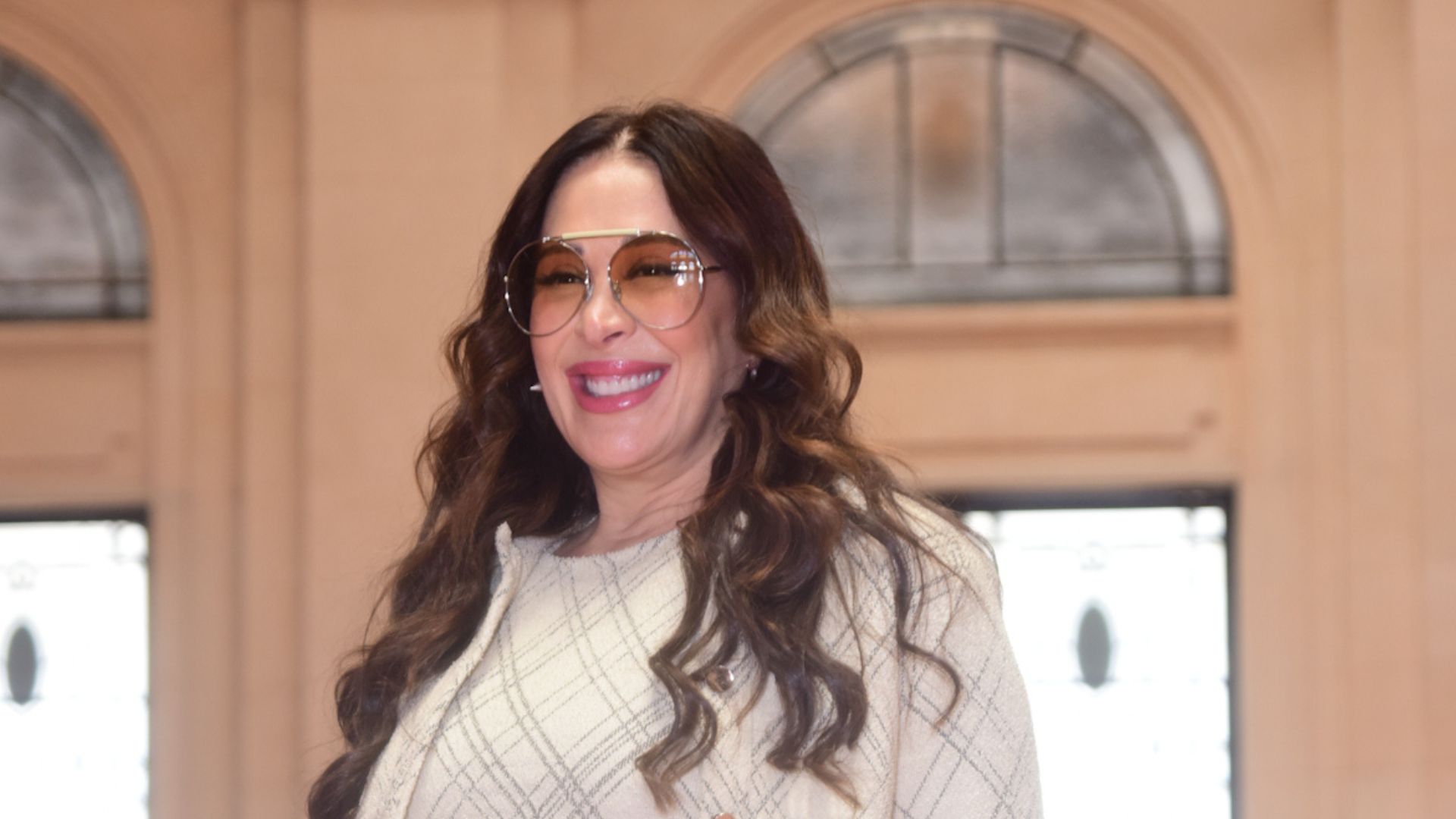 Tá chegando a hora! Claudia Raia marca o barrigão ao aparecer com vestidinho coladíssimo