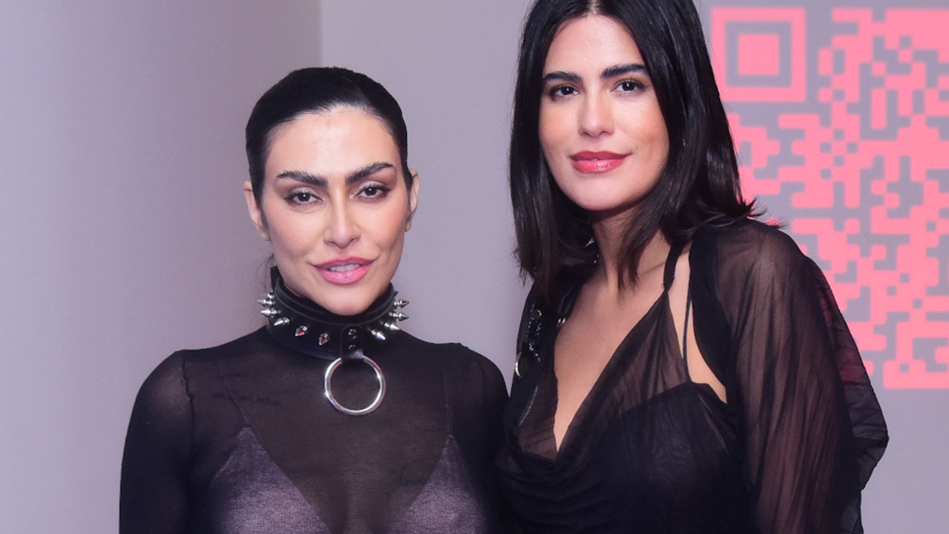 Que escândalo! Irmãs, Cleo e Antonia Morais posam com looks totalmente transparentes