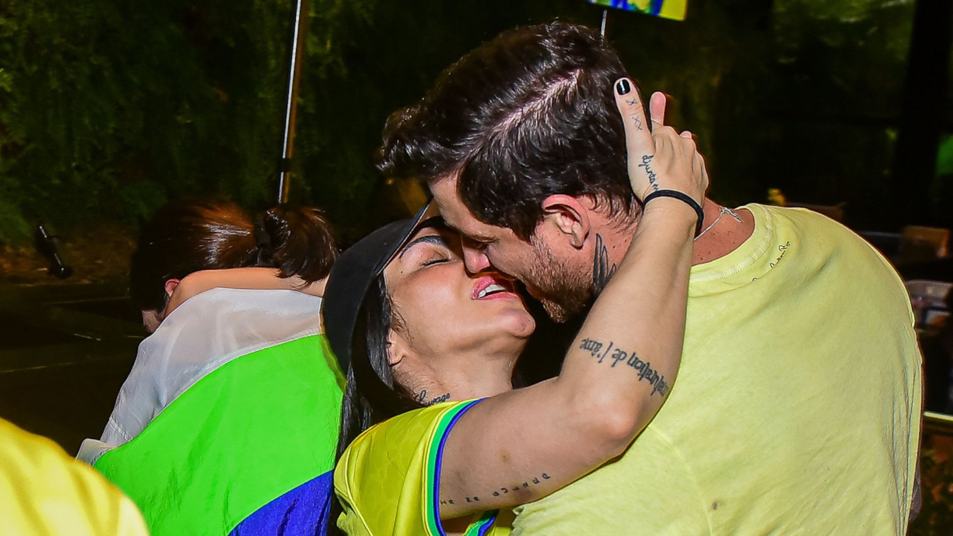 Empolgada, Cleo dá beijo de língua no marido para comemorar vitória do Brasil