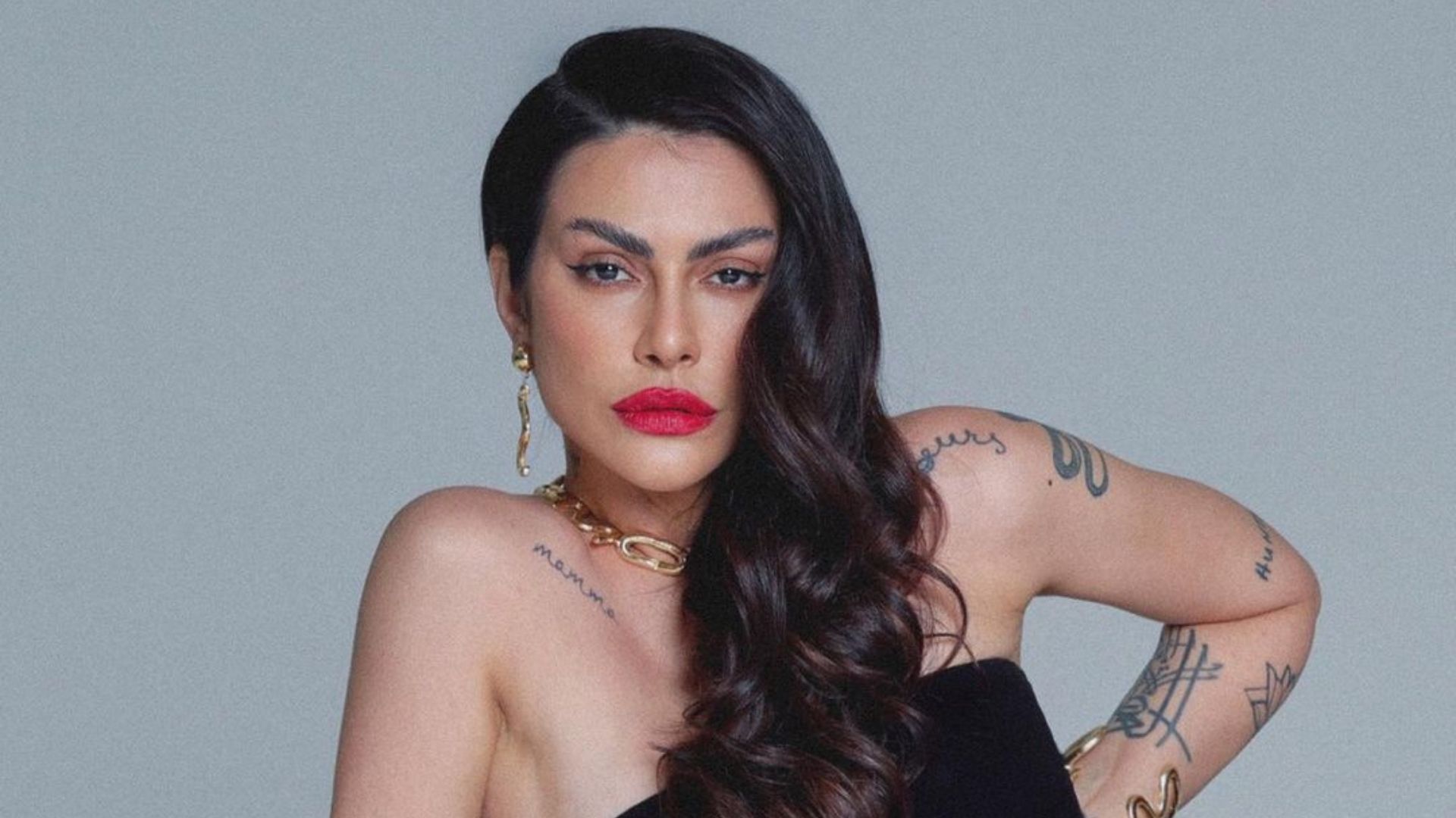 Cleo escandaliza em vestido coladinho e deixa cinturinha marcar: “Uma inspiração”