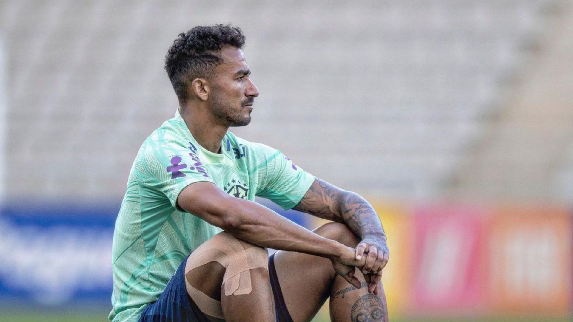 Lateral da Seleção desabafa nas redes sociais: “Os verdadeiros heróis estão no ônibus lotado”