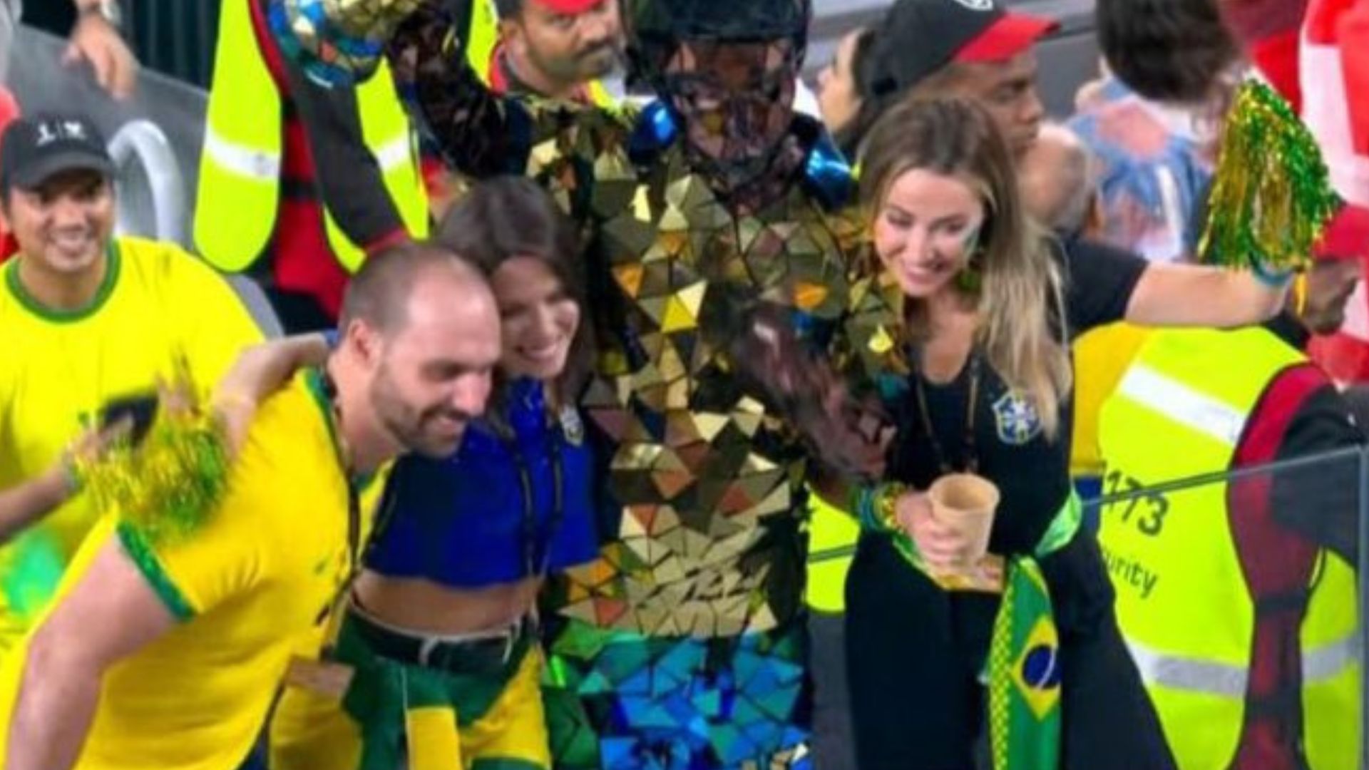 Eduardo Bolsonaro é detonado ao aparecer assistindo jogo na Copa: “Com o nosso dinheiro?”