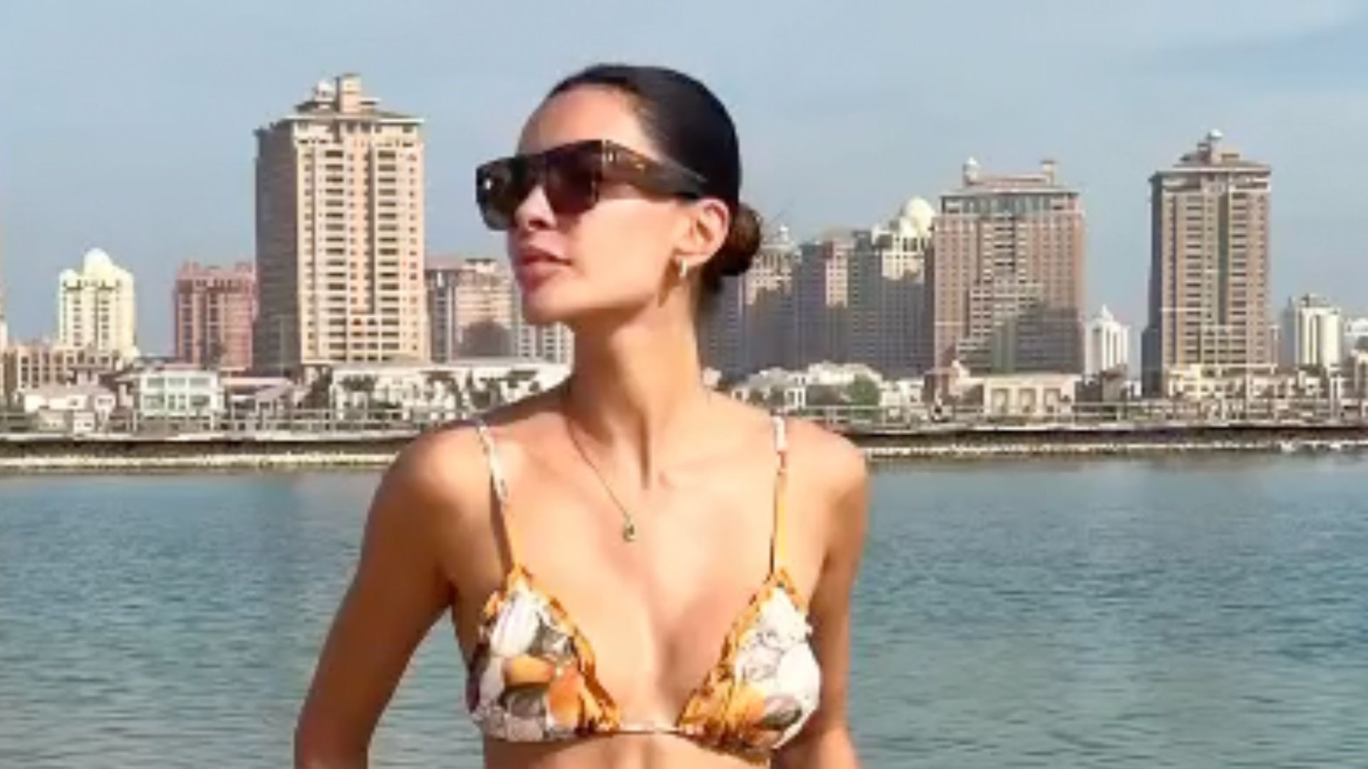 Musa do hexa? Esposa de Daniel Alves ostenta em praia no Catar e exibe corpo sequinho