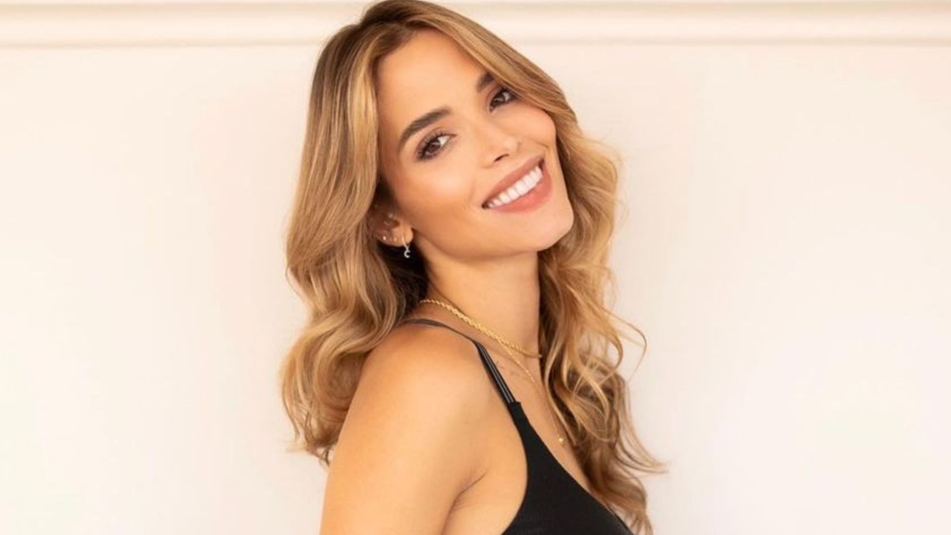 De calcinha e sutiã, esposa de Kaká exibe barriguinha apontando no quinto mês: “Muito amor”