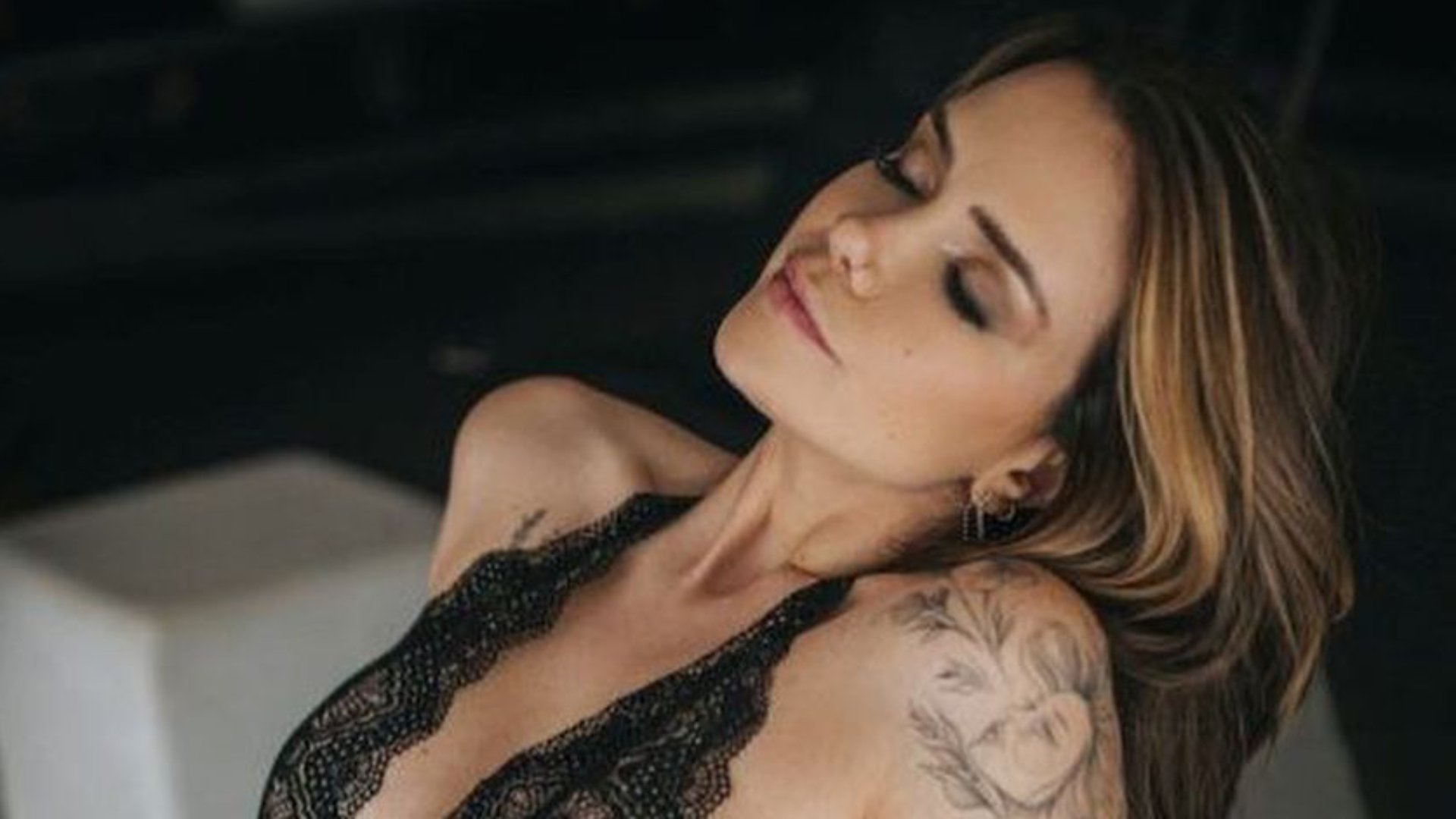 Ex-BBB Marcela Mc Gowan abusa de transparência em lingerie fio-dental: “Sexy”