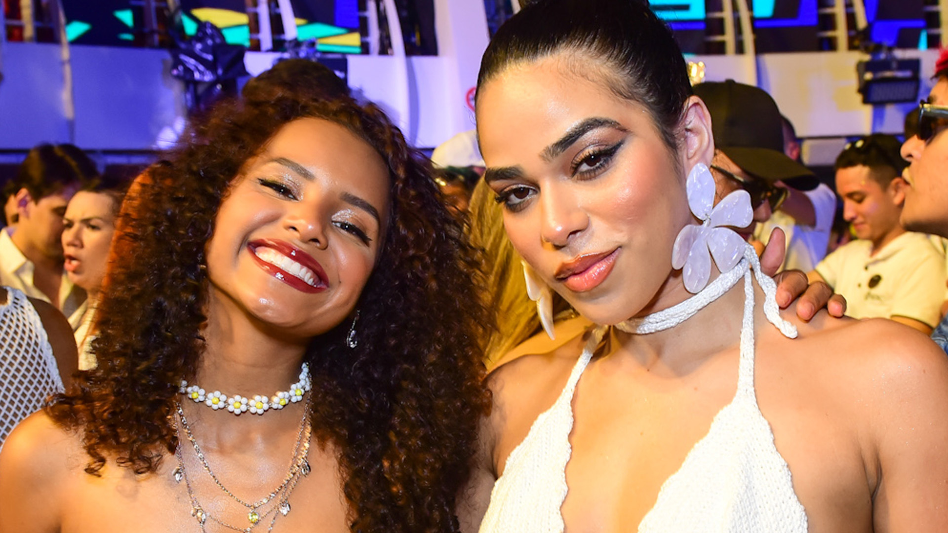 Ex-BBBs Elana Valenaria e Gleici Damasceno se encontram e trocam beijos em festa