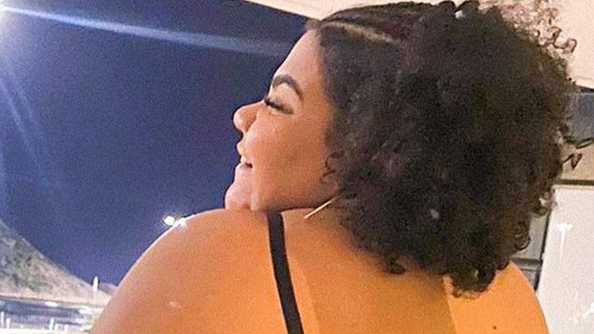 Filha de Arlindo Cruz, Flora Cruz posa de lingerie e mostra tatuagem: “Muito amor próprio”