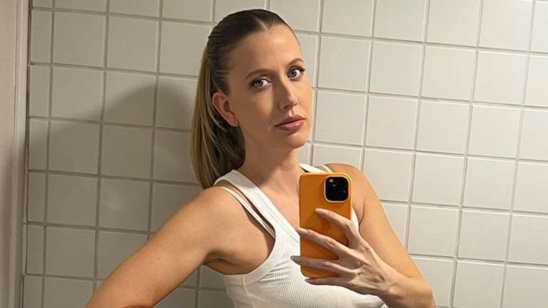 Gabriela Prioli exibe barrigão surpreendente em look coladinho: “Tá chegando”