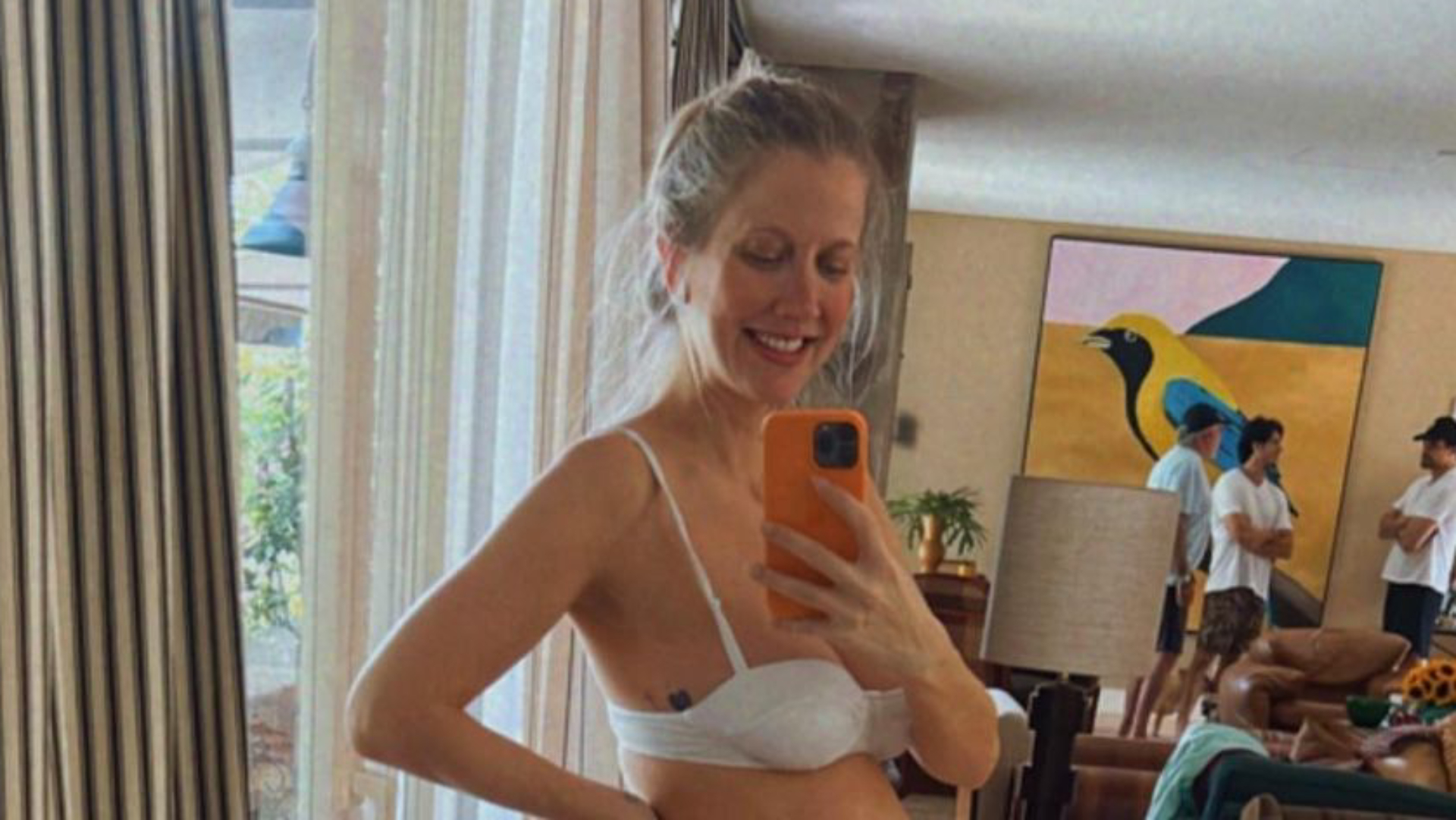 Grávida, Gabriela Prioli exibe barriga gigante em clique raro de lingerie: “Linda”