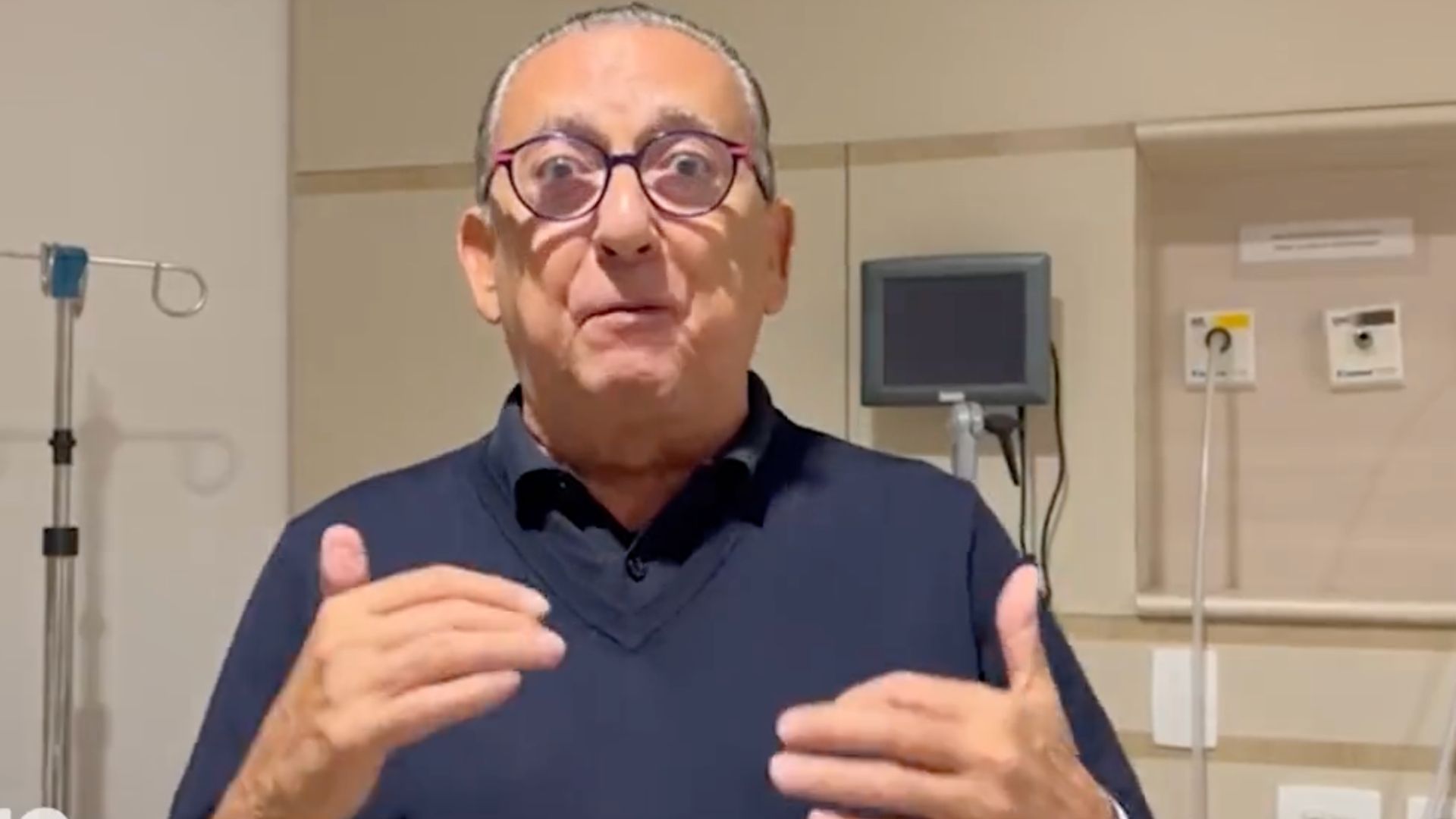 Abatido, Galvão Bueno anuncia que está fora da abertura da Copa pela primeira vez após 36 anos