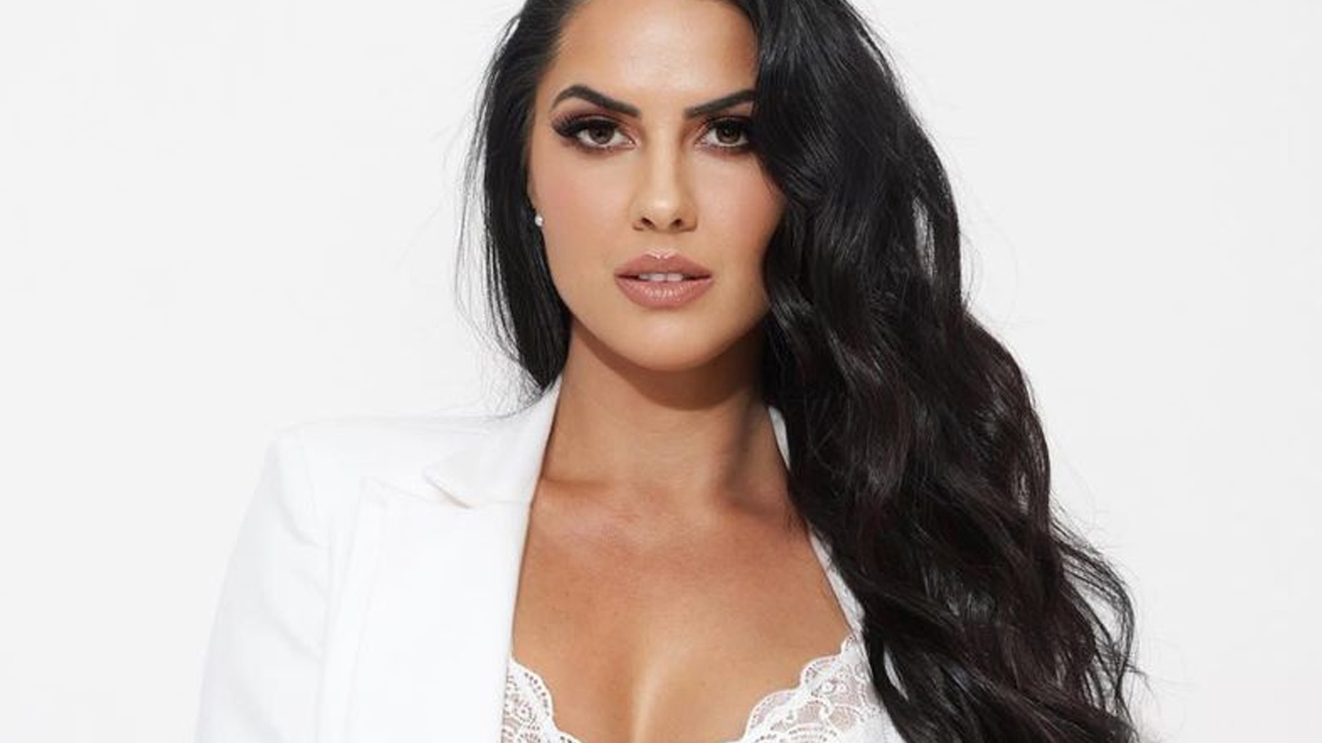Graciele Lacerda aposta em lingerie branca e não se inibe: “Delícia”