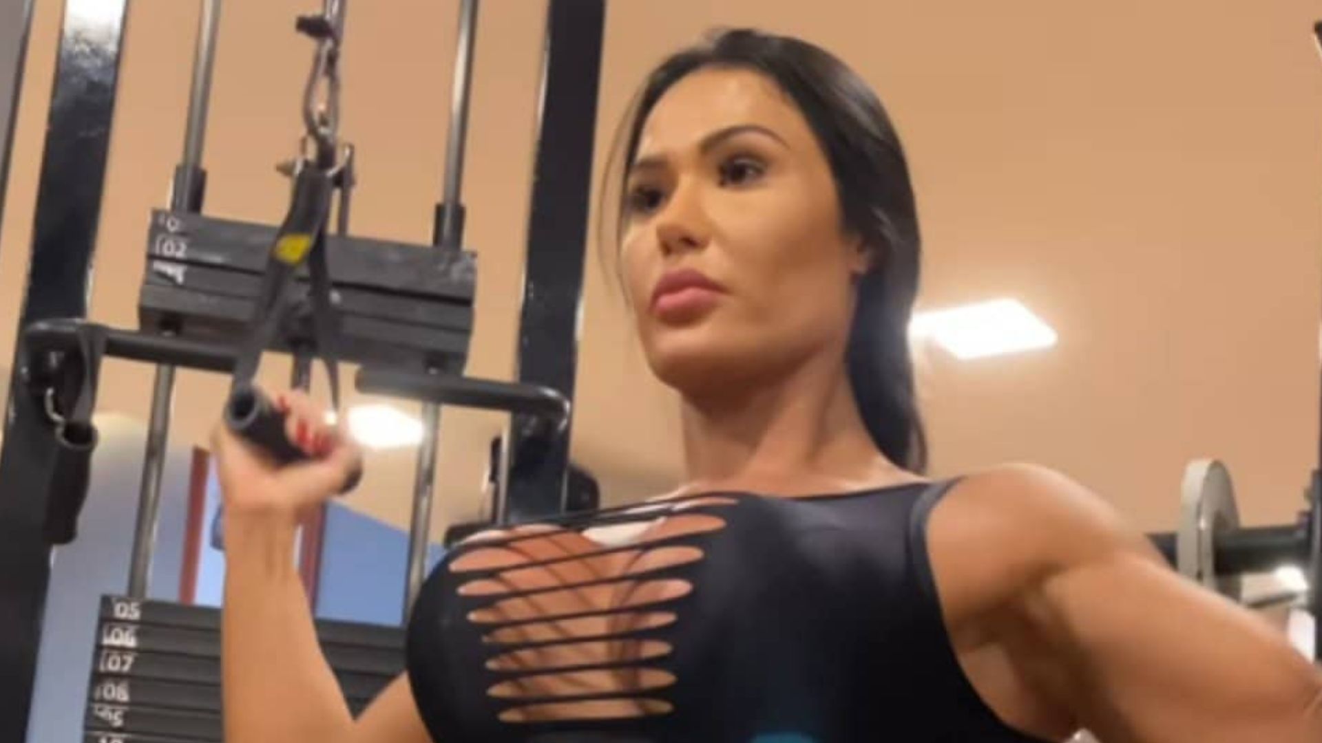 Que look é esse? Gracyanne Barbosa gera comoção em academia ao treinar sem calcinha e sutiã