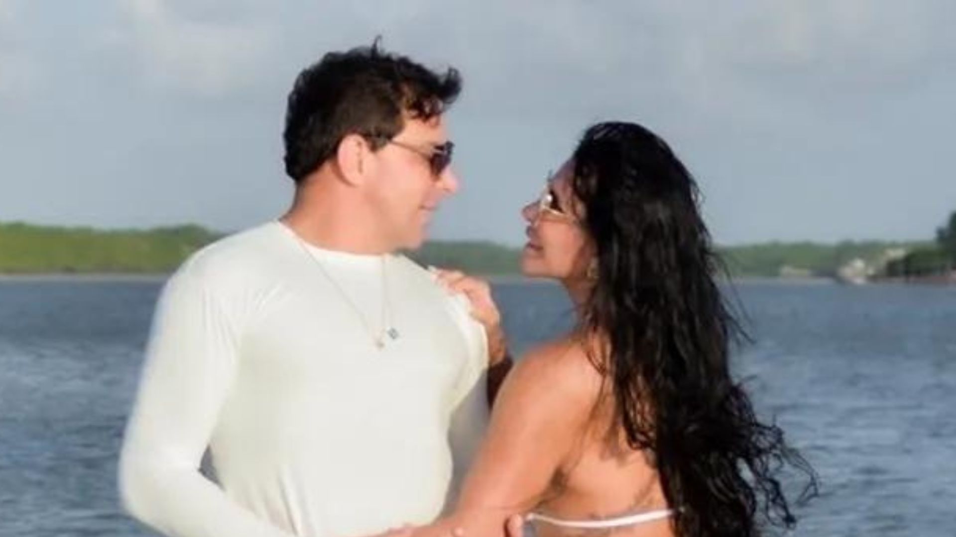 Gretchen exibe bumbum lisinho com biquíni fio-dental branco ao lado do marido: “Perfeita”