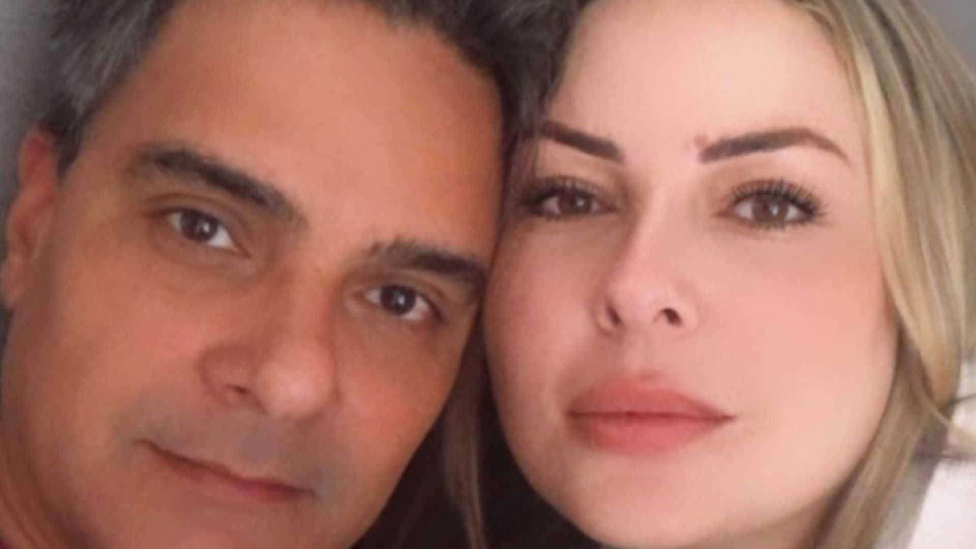 Abalada, viúva de Guilherme de Pádua faz tatuagem para eternizar o ator: “Lembranças”