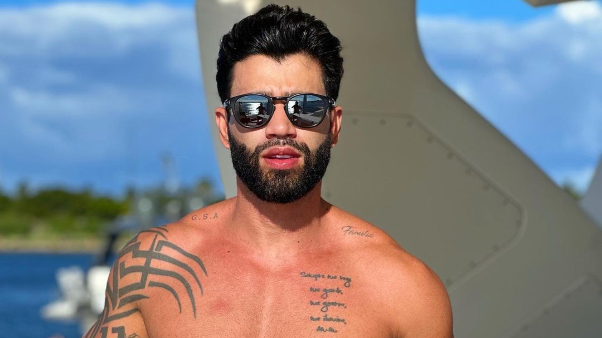 Só de sunga, Gusttavo Lima exibe corpo sarado e elevação chama atenção: “Barraca já está armada”