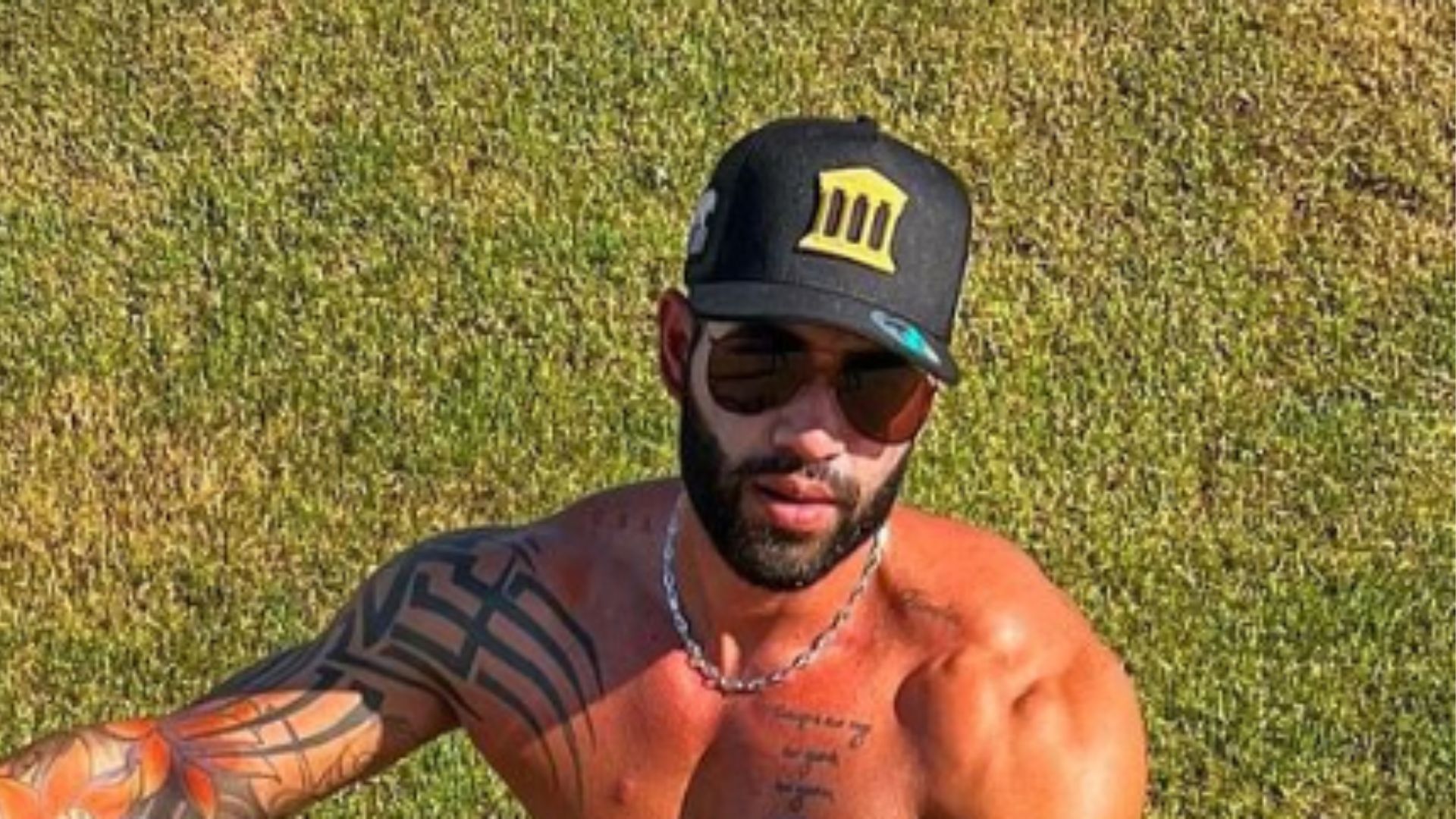 Gusttavo Lima exibe braços imensos em moto de R$ 65 mil e anima fãs: “Que homem é esse?”