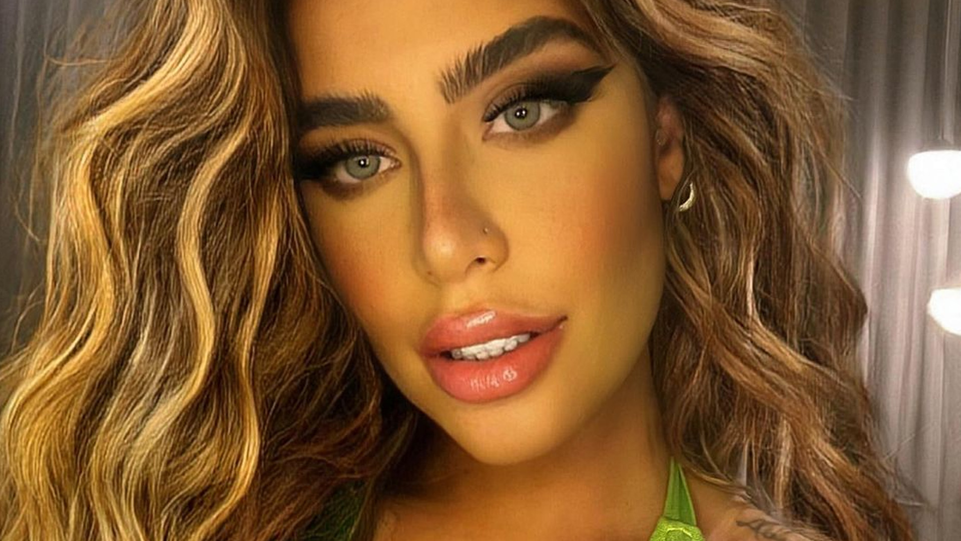 Irmã de Neymar, Rafaella Santos abusa de decote com seios quase escapando: “Gata”