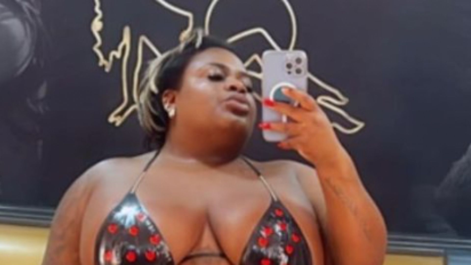 Solteiríssima, Jojo Todynho gera alvoroço ao aparecer de biquíni de fita: “Inspiração”