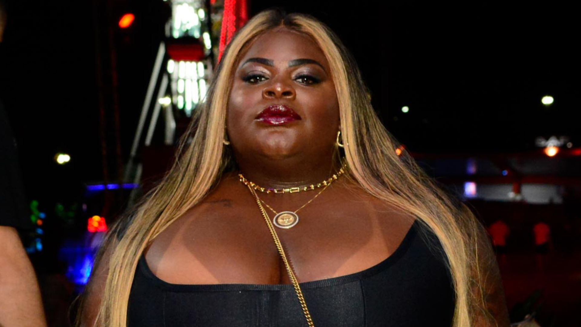 Escândalo! Jojo Todynho gera furor em evento com look recortado e barriga de fora
