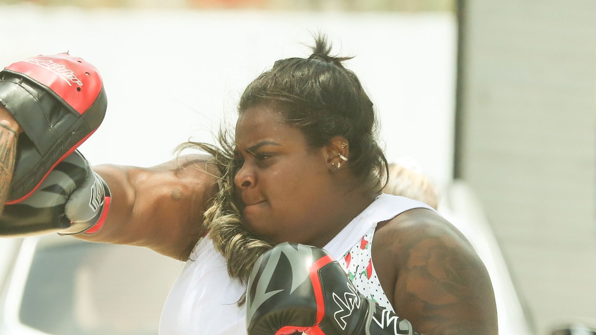 De legging e top, Jojo Todynho é flagrada descendo a mão em praia no Rio