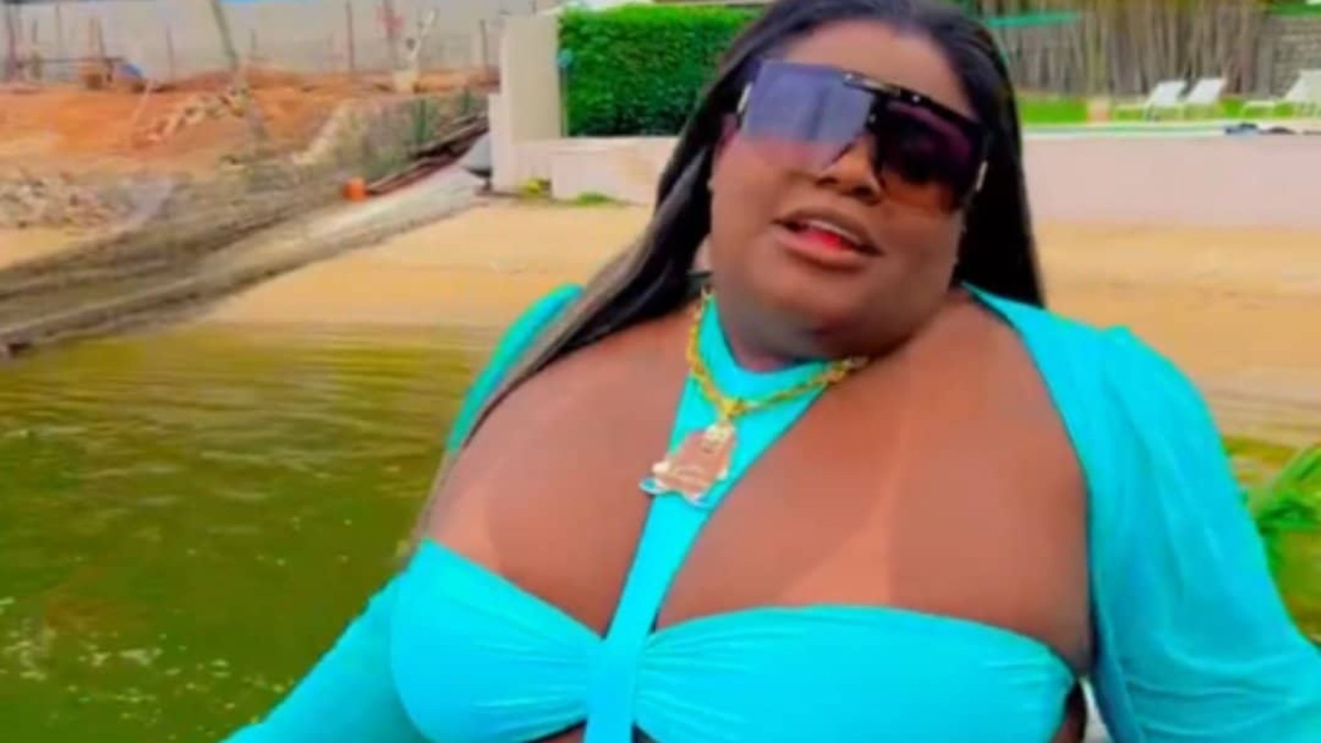 Agora livre e desimpedida, Jojo Todynho exibe corpo farto com maiô cavadíssimo