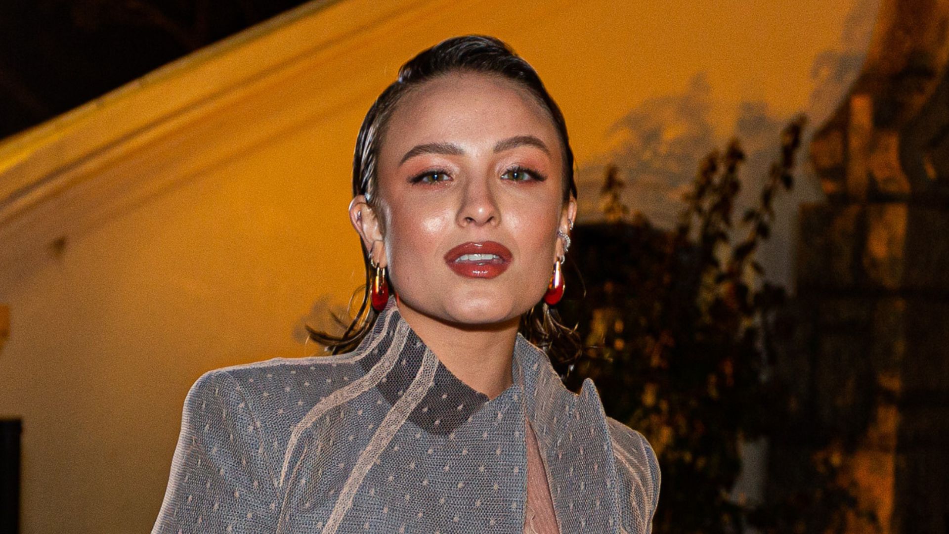 Bem diferente, Larissa Manoela surge supermaquiada em evento com look transparente