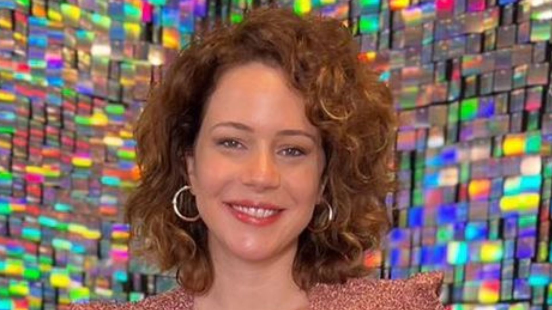 Aos 40 anos, Leandra Leal desenha curvas do corpão com vestido coladinho: “Deusa”
