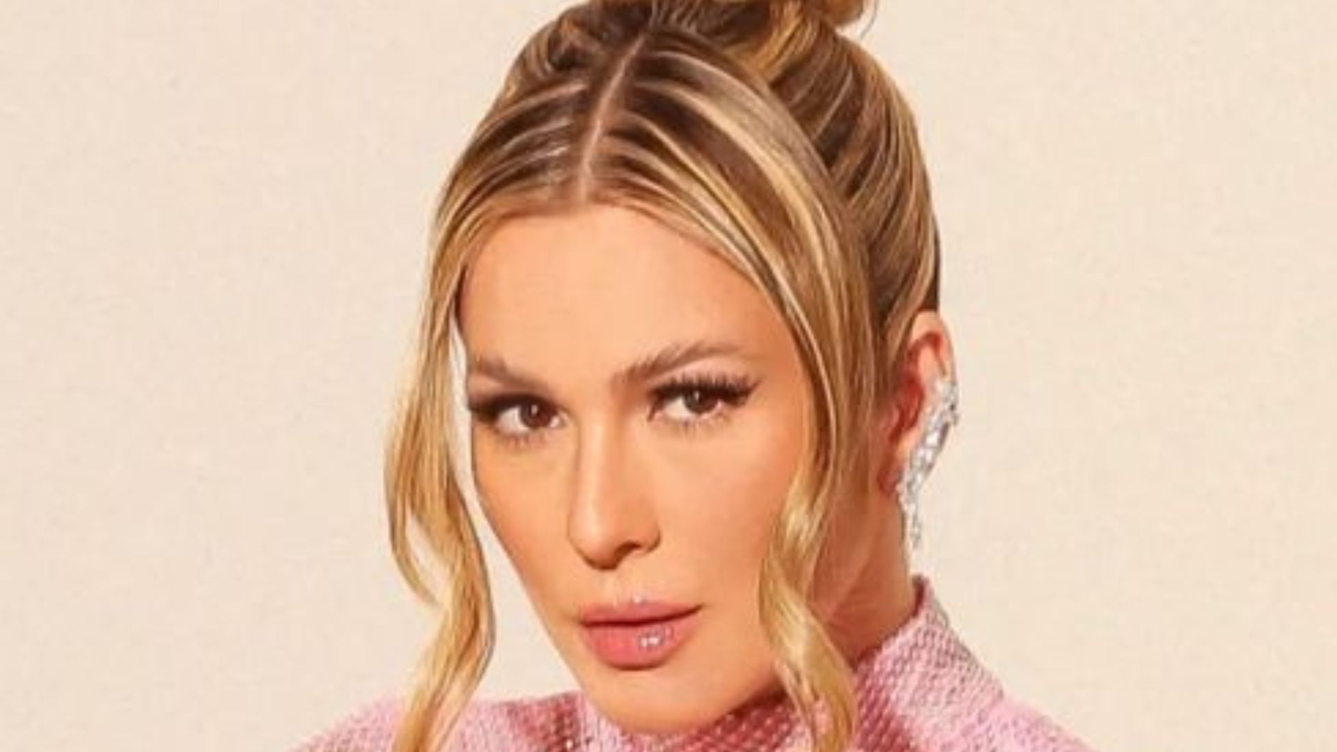 Lívia Andrade rouba a cena em vestido todo vazado e deixa web enlouquecida: “Espetáculo”