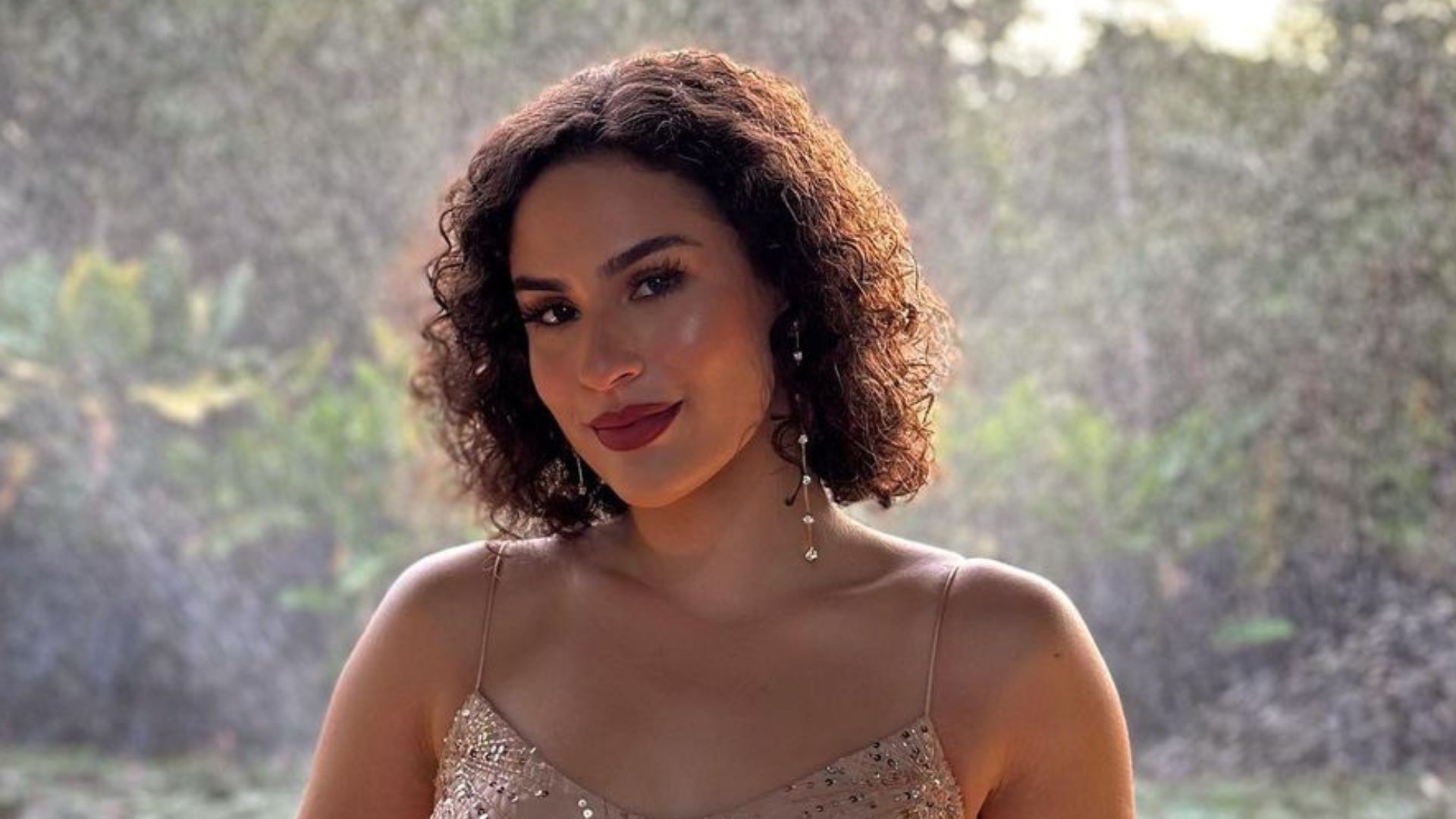 Filha de Renato Aragão rouba a cena em casamento com vestido de alcinha transparente: “Absurda”