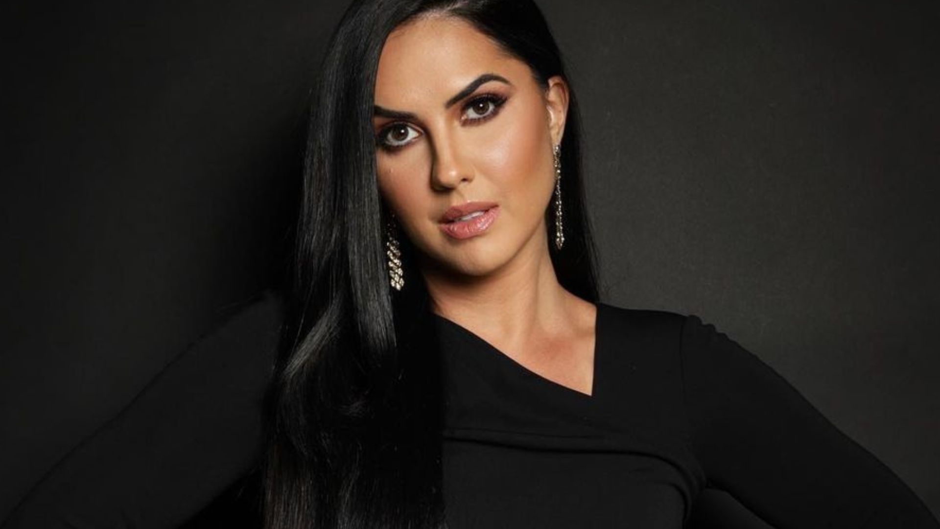 Toda de preto, Graciele Lacerda causa na web com vestidinho micro: “Divina”