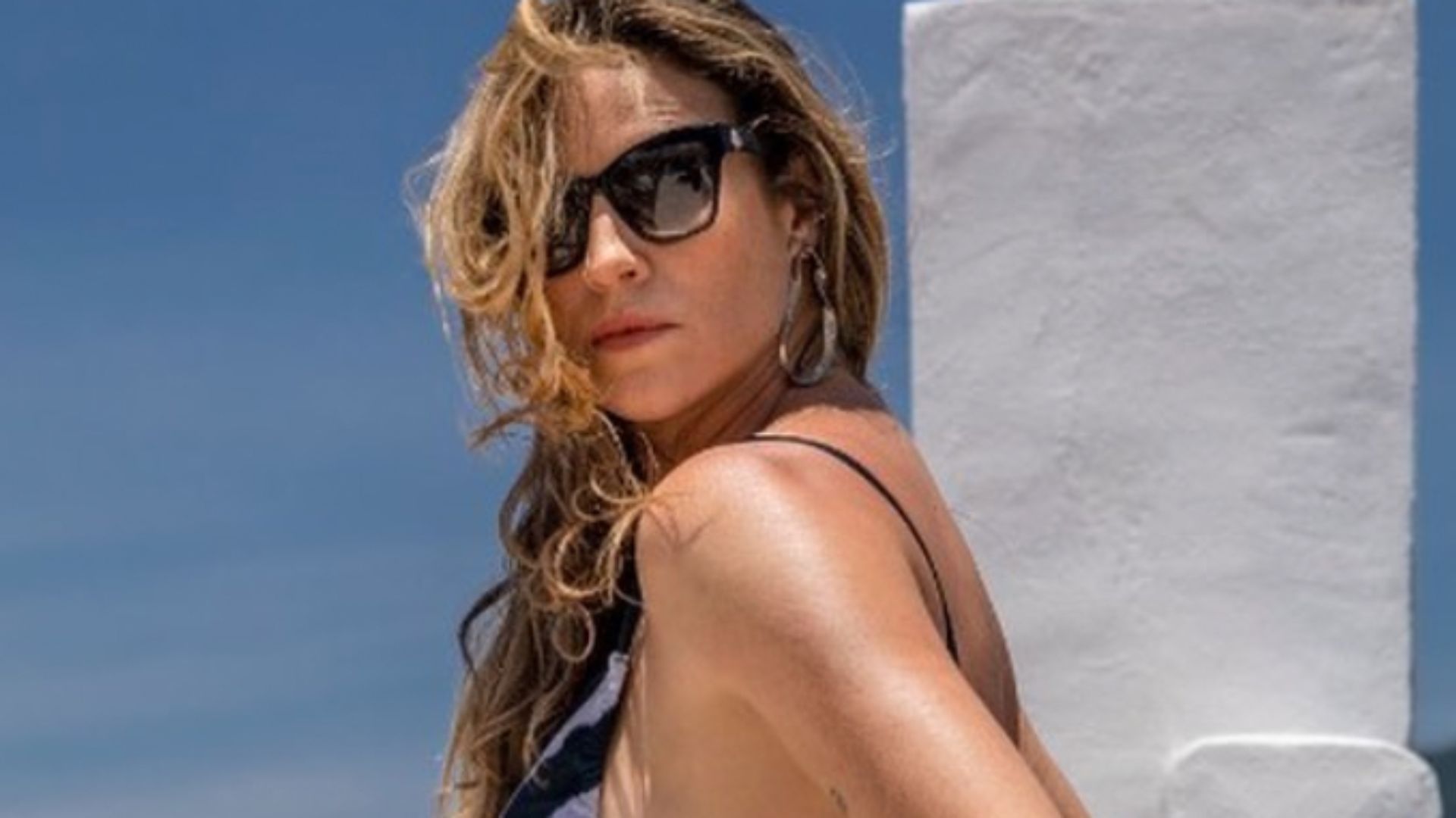 Aos 46 anos, Luana Piovani mostra virilha com maiô cavado e debocha: “Eu linda”