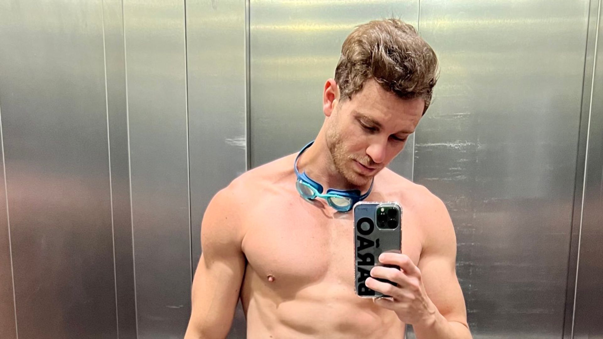 Ex-BBB Lucas Bissoli exibe sunga com volume imenso em foto no elevador: “Tudo isso?”