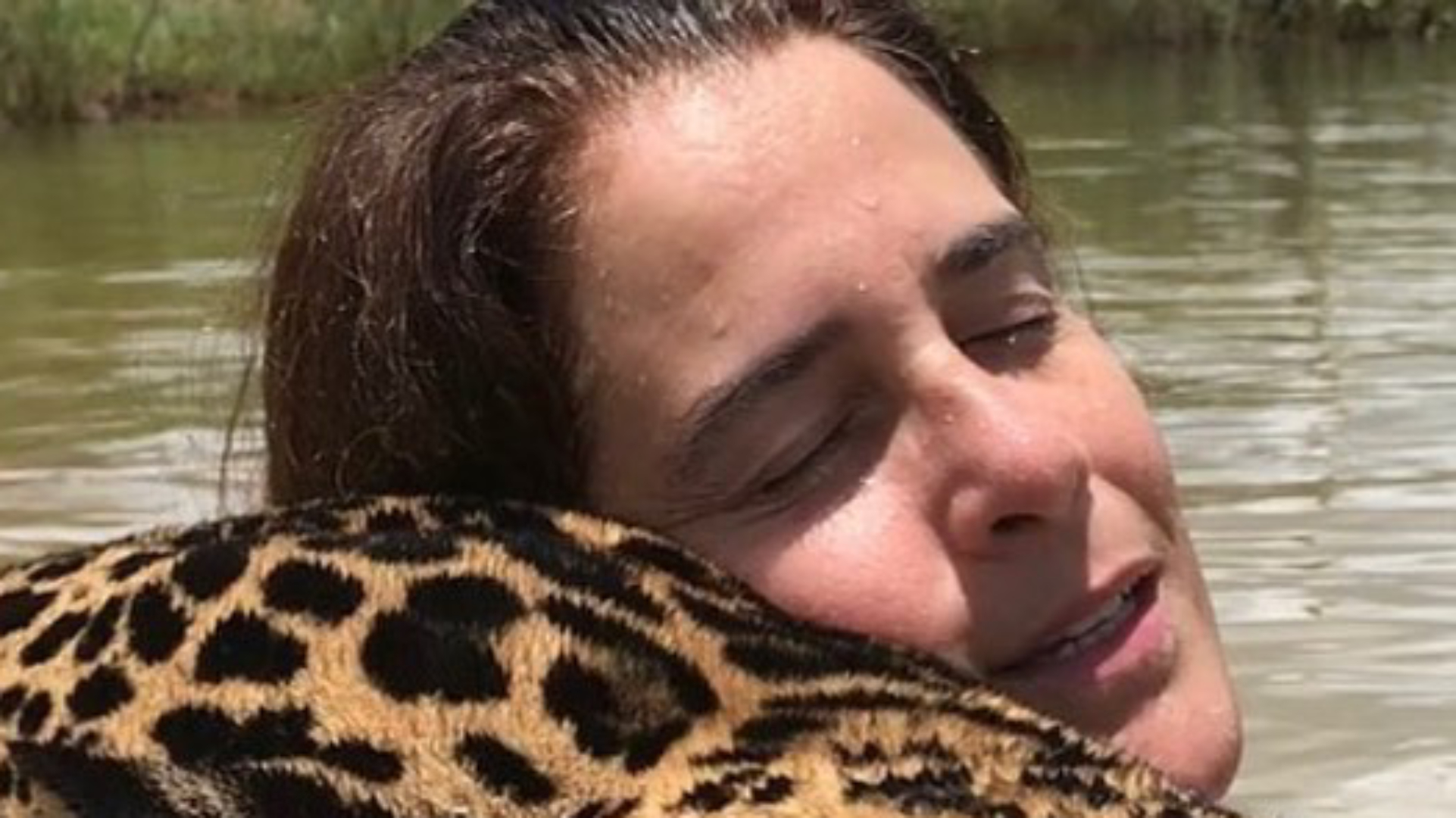 Lúcia Veríssimo surge abraçada em onça e choca seguidores: “Como conseguiu?”