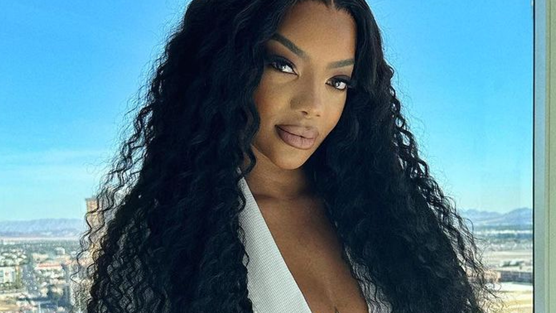 Ludmilla celebra vitória no Grammy de roupão sem nada por baixo: “Linda”