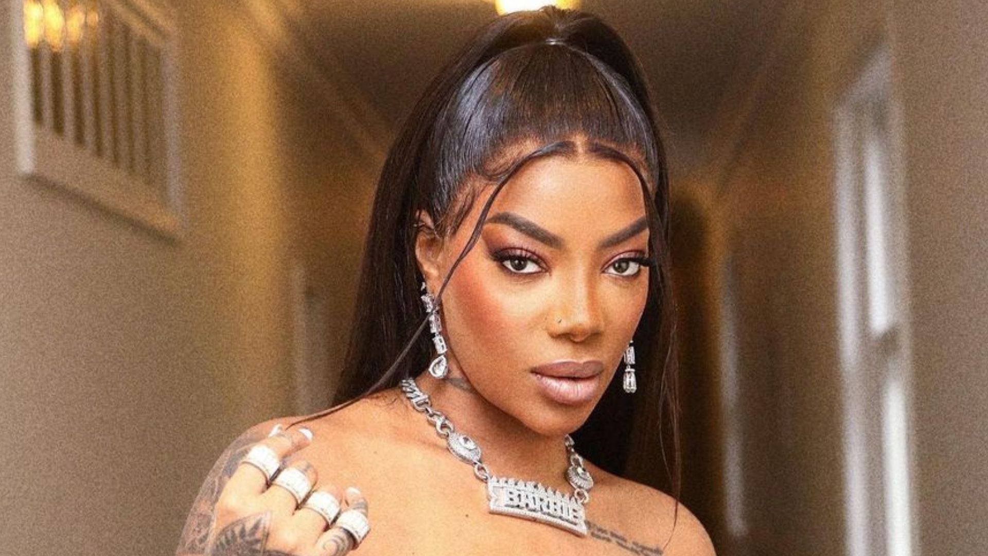 Ludmilla é traída por calça soltinha e deixa calcinha aparecer em jatinho particular: “Poderosa”