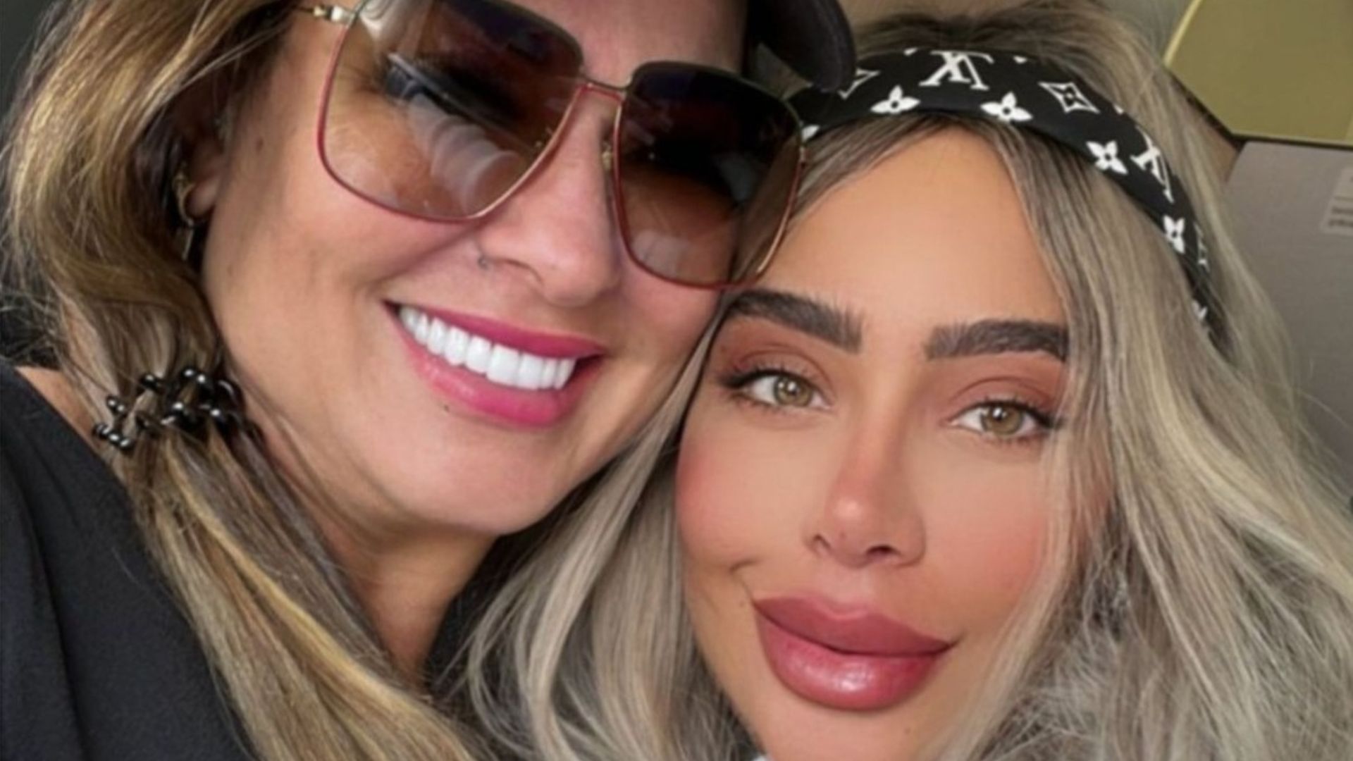 Mãe e irmã de Neymar apostam em looks luxuosos para viagem ao Catar