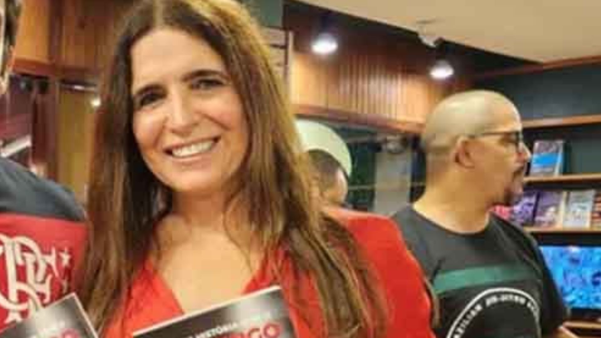 Há 4 anos longe da TV, Malu Mader faz rara aparição com filho e beleza choca: “Galã”