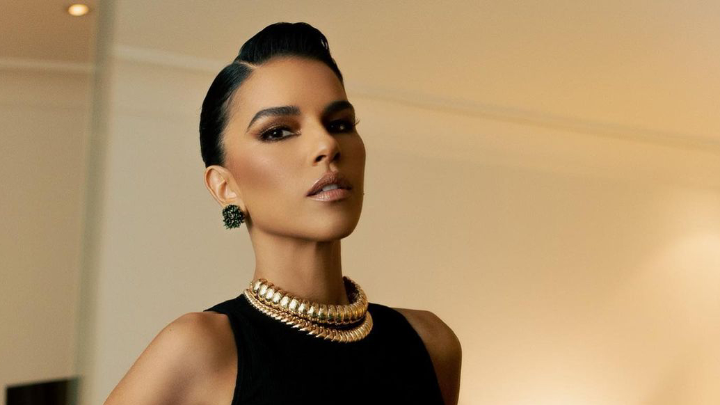 De lingerie, Mariana Rios abusa de transparência e exibe corpo magérrimo: “Deusa”