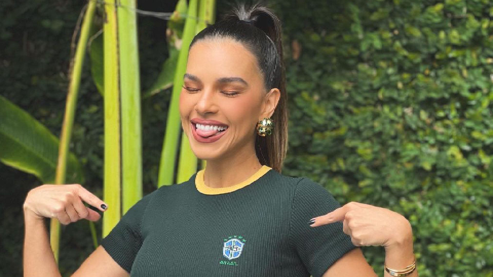 Mariana Rios elege blusa curta para ver jogo e exibe barriga chapada: “Arrasa”