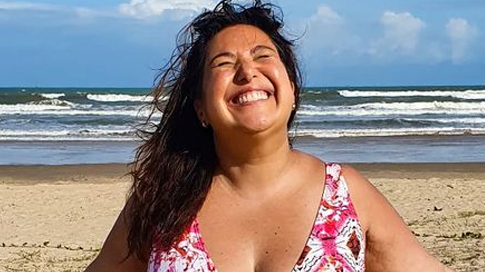 Mariana Xavier arrasa de maiô cavado e mostra corpo natural: “Inspiradora”
