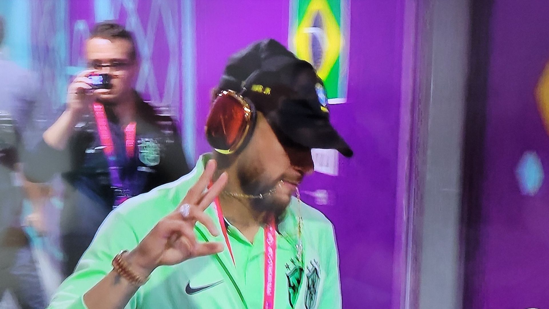 Neymar é criticado ao chegar com fone luxuoso e coberto de ouro para estreia na Copa: “Vergonha”