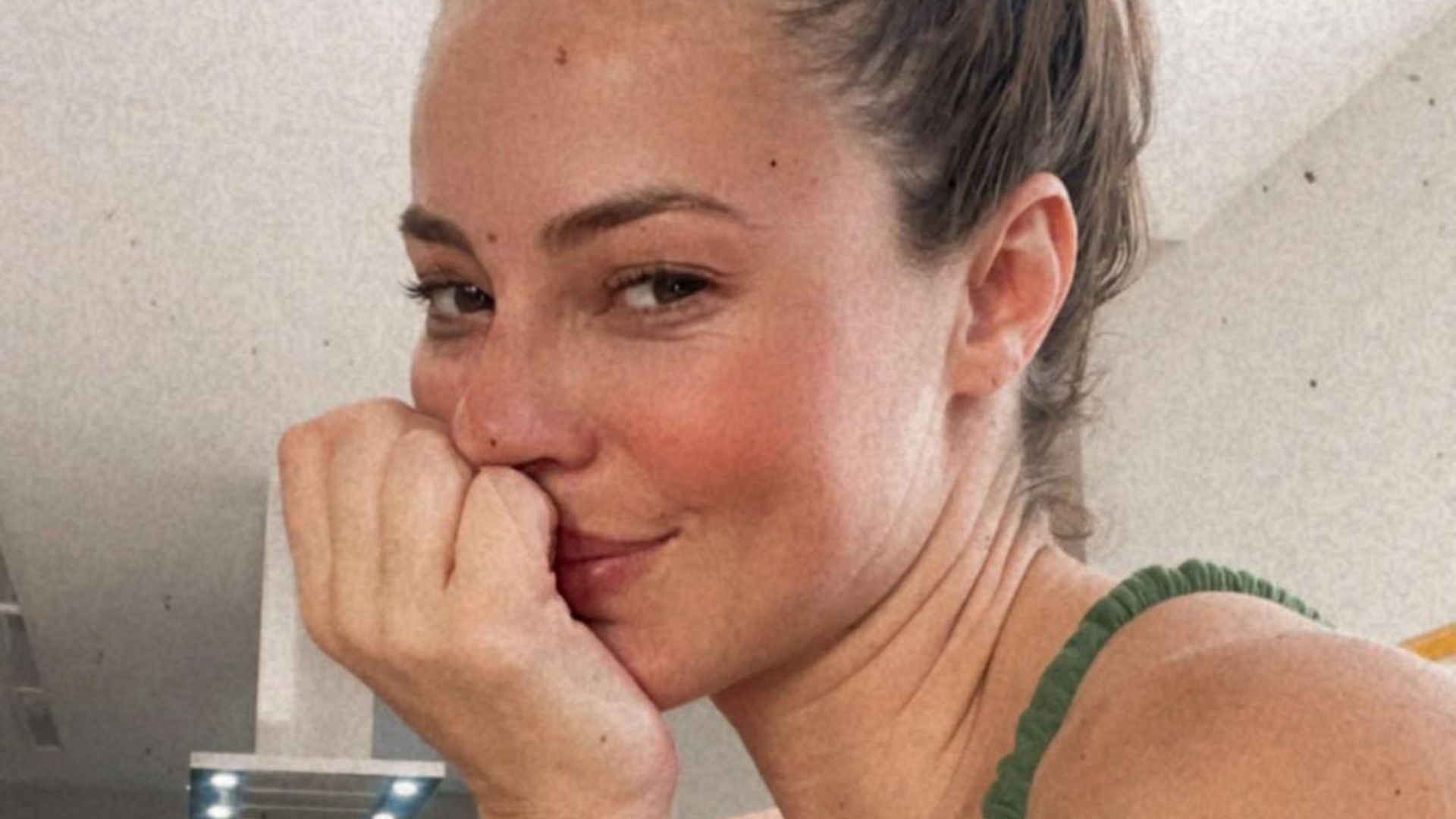De cara limpa, Paolla Oliveira marca decote em biquíni e exibe beleza natural: “Uma flor”