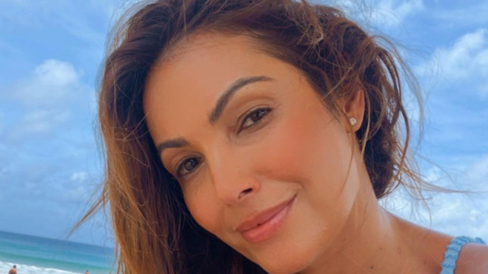 Aos 46 anos, Patrícia Poeta posa em clique raro de biquíni e causa alvoroço na web: “Deliciosa”