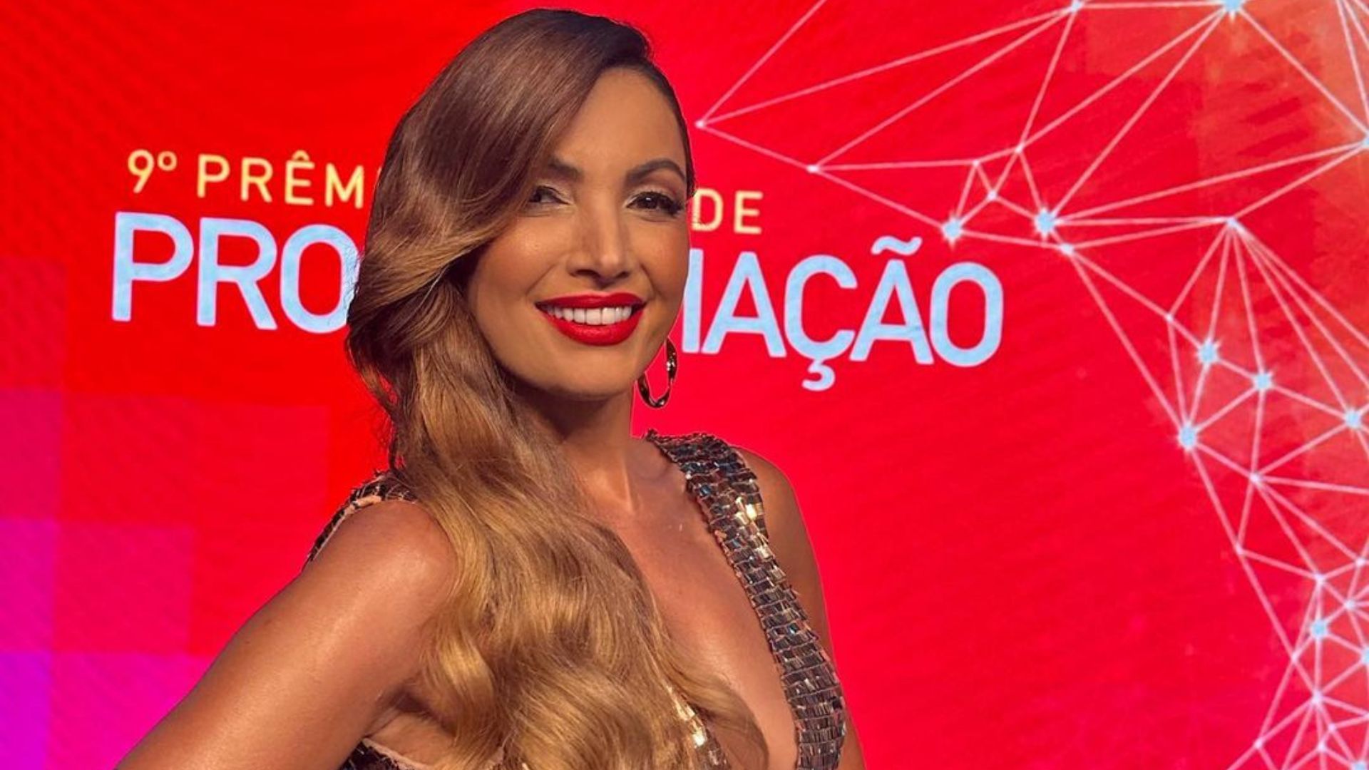 Em evento, Patrícia Poeta rouba a cena com vestido coladinho com decote arrasador: “Deusa”