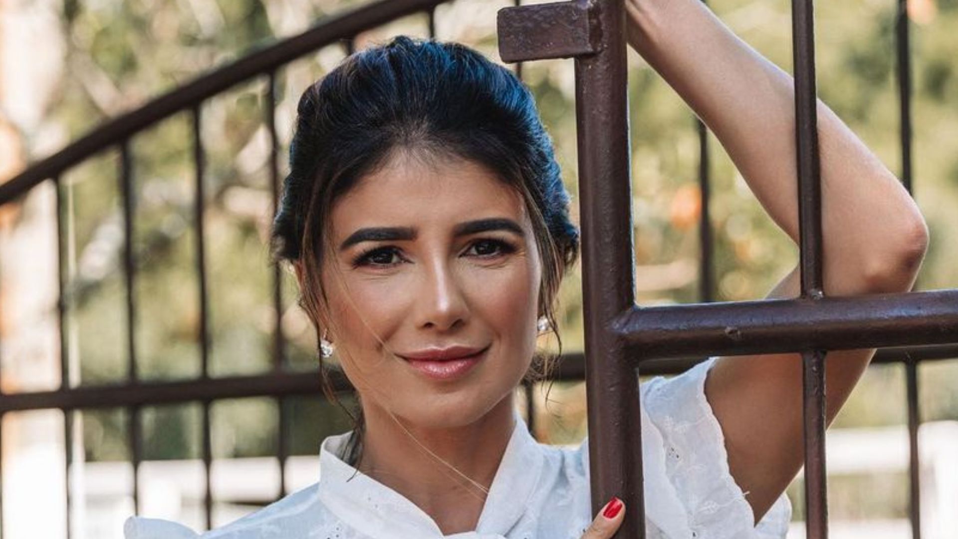Bem diferente, Paula Fernandes explica o que aconteceu com seu rosto: “Estou leve”