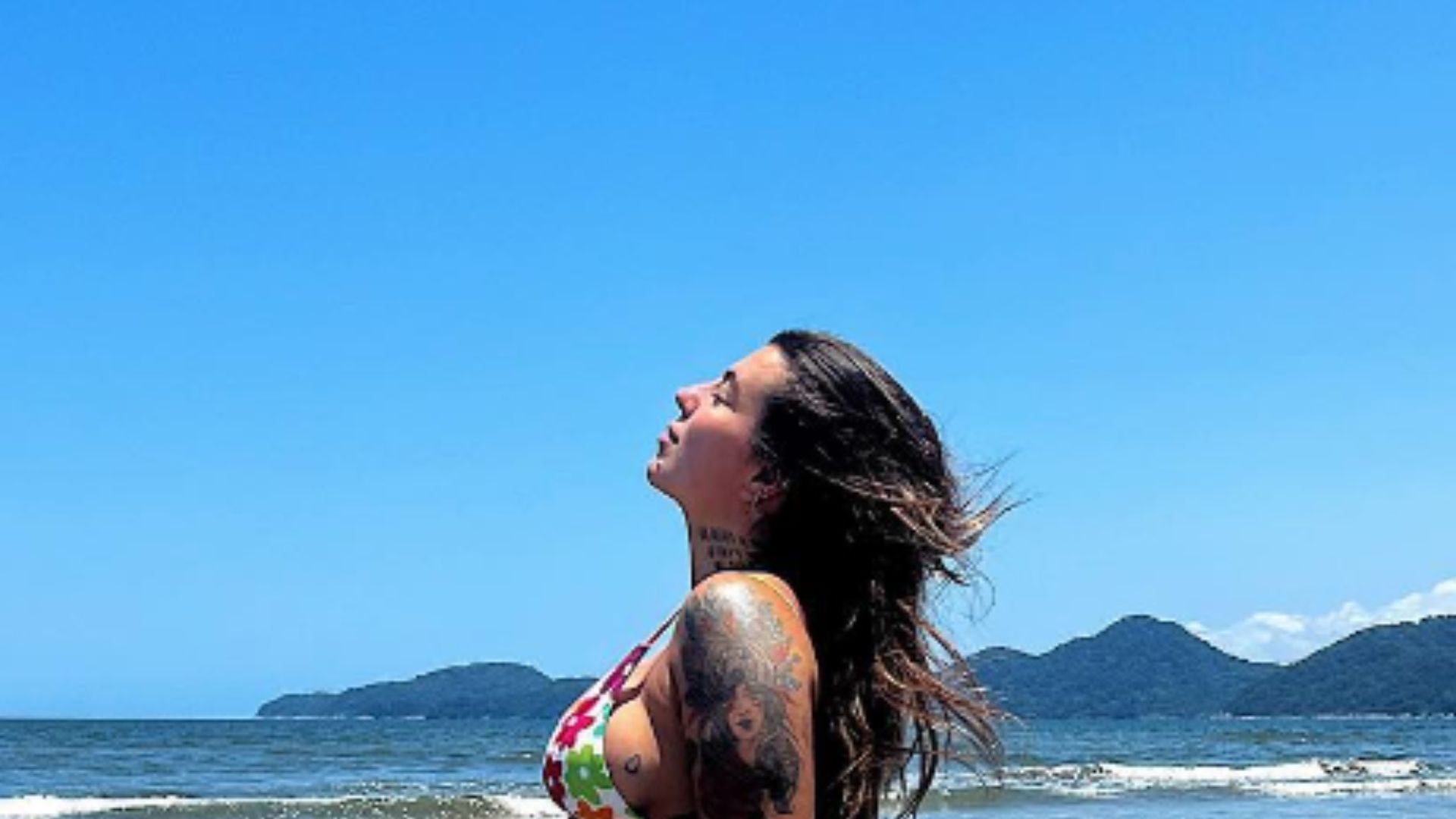 Petra Mattar mostra barriguinha de cinco meses na praia e seguidores elogiam: “Perfeitos”