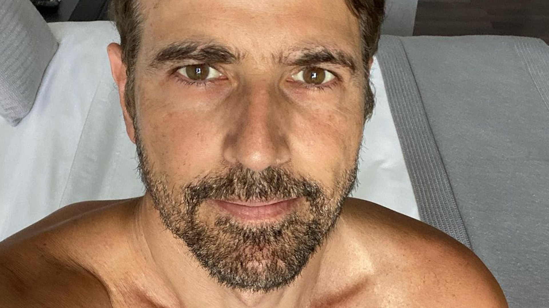 Reynaldo Gianecchini posa sem camisa e celebra aniversário: “Cinquentei”