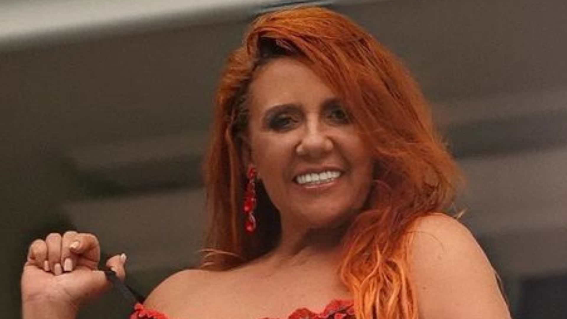 Aos 68 anos, Rita Cadillac surge de lingerie na varanda e causa alvoroço em clique ousado: “Gostosa”